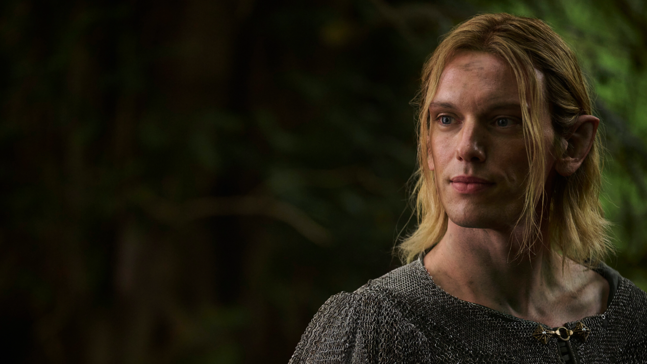 Celeborn, interpretado por Jamie Campbell Bower, em imagem oficial da terceira temporada de Os Anéis de Poder.